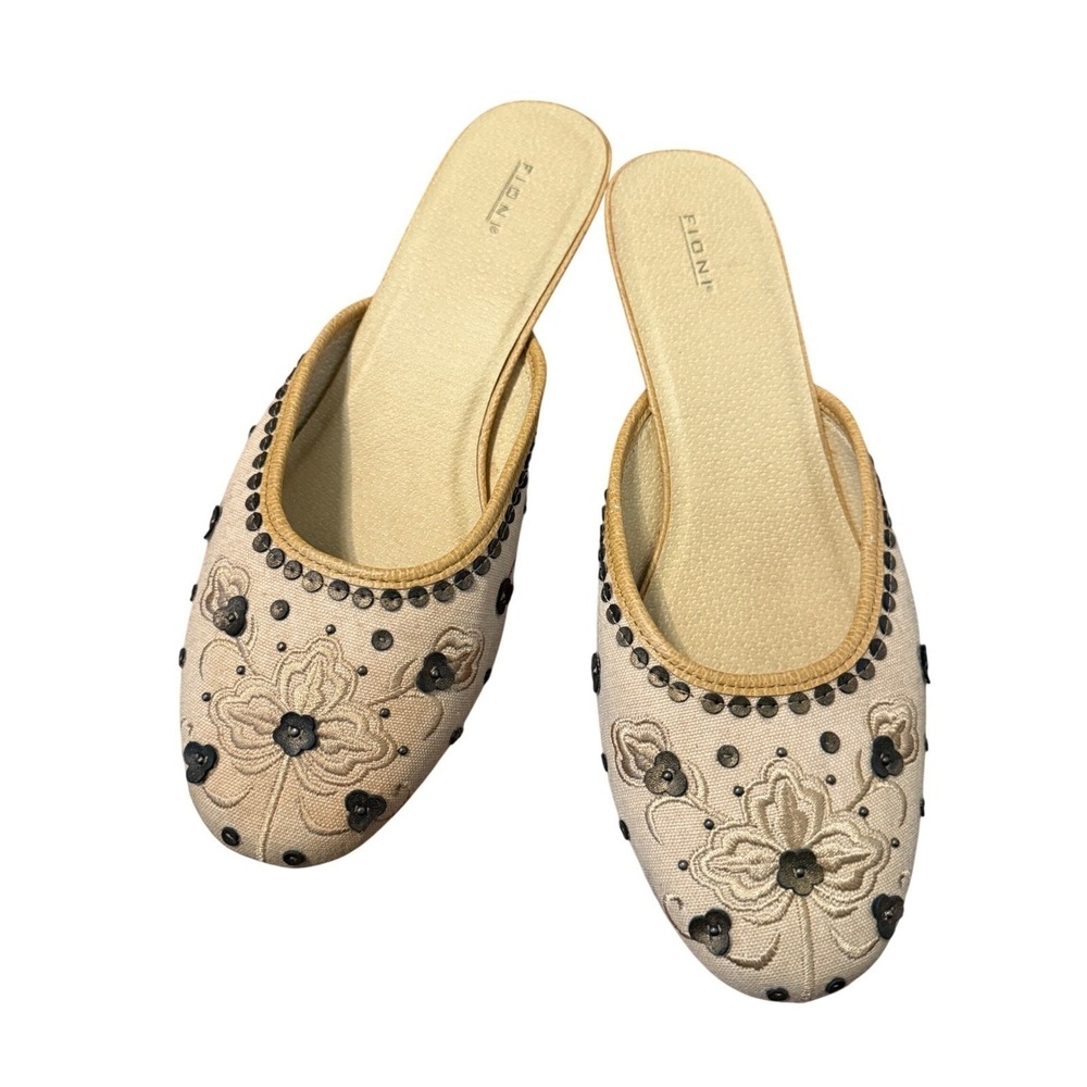 Fioni Womens Beige Embroidered Floral Sequin Kitten Heel Mules Size 11